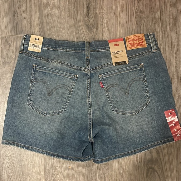 Levi’s mid length shorts size 32 - Picture 2 of 4